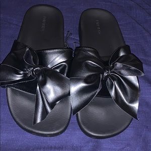 Faux leather bow slides